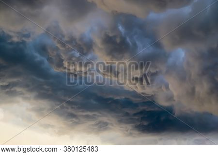 Stunning Dark Cloud Formations Right Before A Thunderstorm