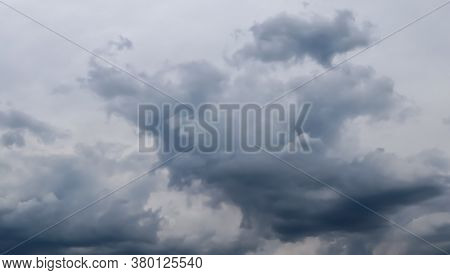 Stunning Dark Cloud Formations Right Before A Thunderstorm
