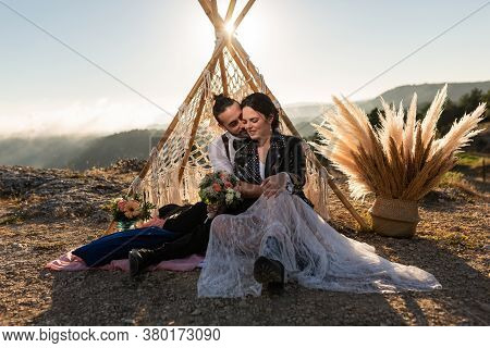 Elopement Wedding Photo Report, A Couple Of Rock 'n' Roll Boyfriends. With A Decorative Teepee, Brid