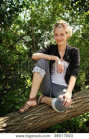 Nastolatek siedzieć na drzewie