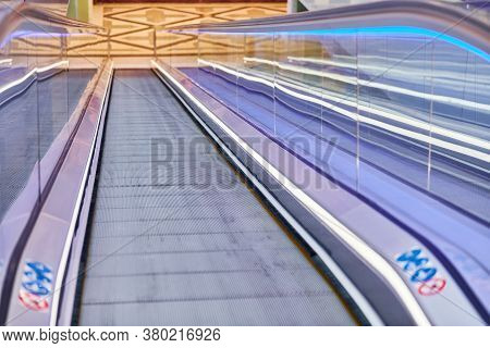 Moving Walkway In Shopping Center. Horizontal Slow-moving Conveyor Mechanism For Easy Elevation. Tra