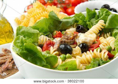 un plat avec la salade de pâtes