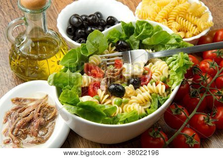 un plat avec la salade de pâtes