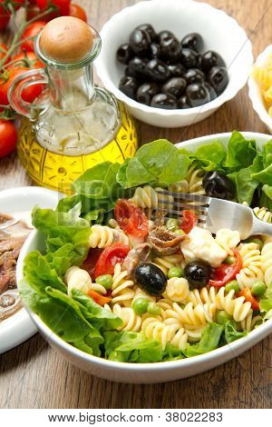 un plat avec la salade de pâtes