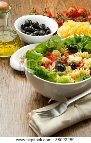 un plat avec la salade de pâtes