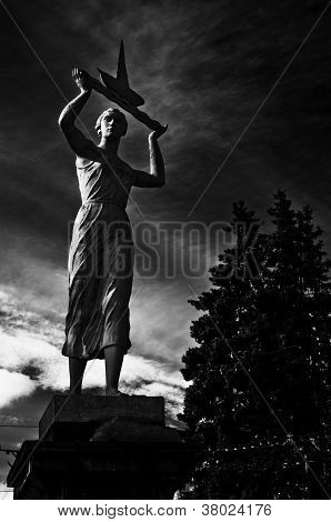 Estátua (mulheres com barco)