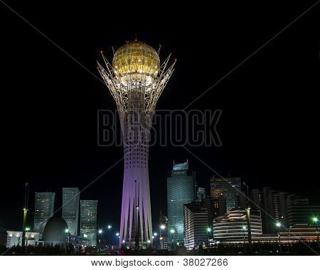 Bayterek ในเวลากลางคืน