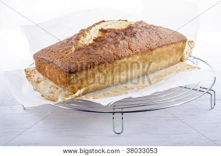 갓 구은 쟁반에 마데이라 케이크