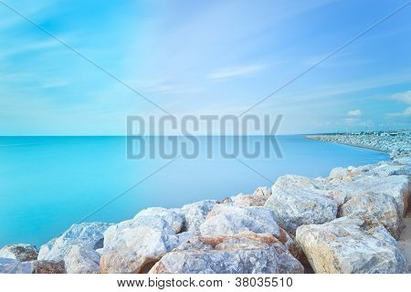 San Vincenzo Harbor klipper Bay. Lang eksponering fotografering. Toscana, Italien.