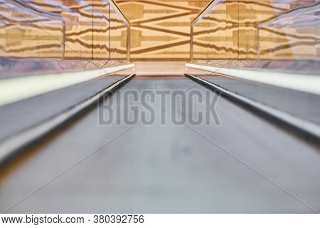 Moving Walkway In Shopping Center. Horizontal Slow-moving Conveyor Mechanism For Easy Elevation. Tra