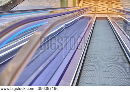 Moving Walkway In Shopping Center. Horizontal Slow-moving Conveyor Mechanism For Easy Elevation. Tra
