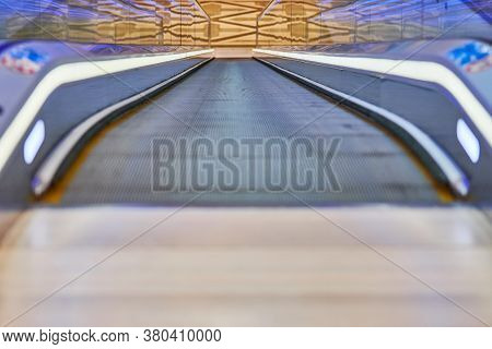Moving Walkway In Shopping Center. Horizontal Slow-moving Conveyor Mechanism For Easy Elevation. Tra