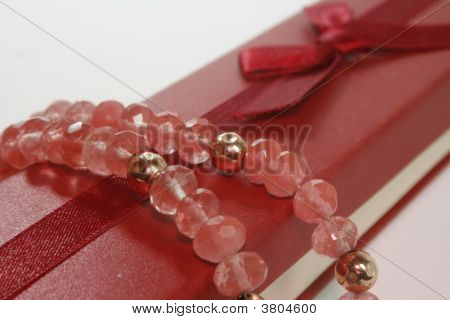 Schmuck und Geschenkschachtel