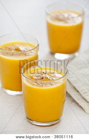 Tre bicchieri di zuppa di zucca