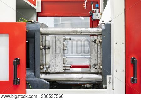 Metal Mould Or Plastic Injection Mold Setup On High Pressure Injection Molding Machine For Mass Prod