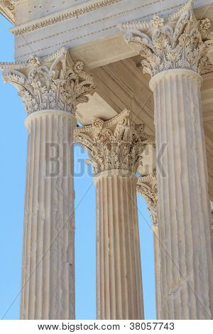 Romerske tempel detaljer i Nimes i Provence, Frankrig