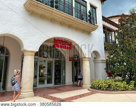 Orlando, Fl/usa-6/13/20:  A Tumi Luggage Retail Store At An Outdoor Mall.