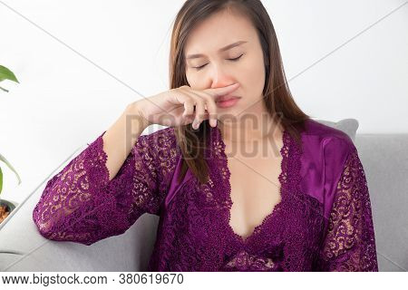 Asian Woman's Stuffy Nose, A Girl Has An Allergy To Room Dust.