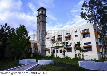 Kalaburagi, Karnataka/india-august 11.2020: Beautiful View Of Library Clock Tower Building In Gulbar