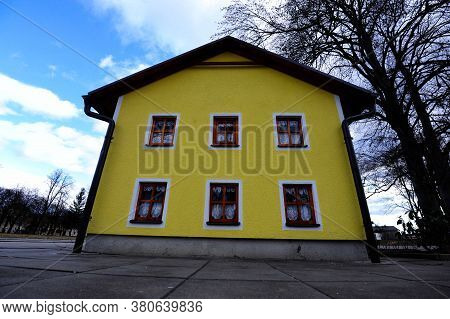Single Family Detached Home Building