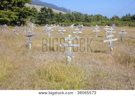 Vecchi croci nel cimitero ortodosso storico di Fort Ross