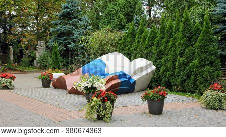 Moscow, Russia - September 15, 2016: Russian Flag Sculpture Surrounded With Flowers, At A Grave Of B