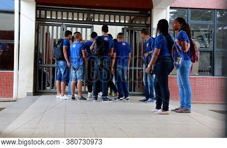 Salvador, Bahia / Brazil - April 24, 2015: Public School Students From Estada Da Bahia Are Seen On T