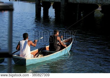 Caravelas, Bahia / Brazil - September 10, 2008: Fishermen Are Seen Rowing Their Boat On The Caravela