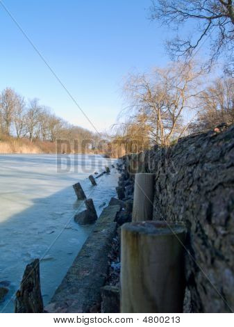 Vinter - isnende koldt frossen sø