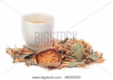 白い背景の上にハーブのお茶を一杯