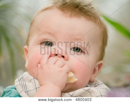 Portræt af en Cute unge Baby dreng spiser