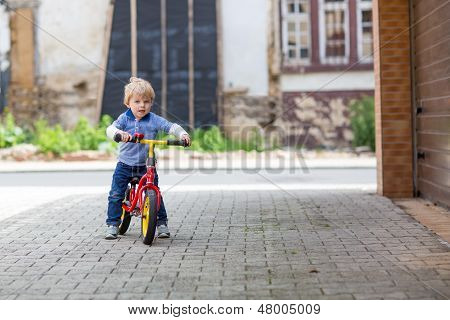 2 Anni vecchio Toddler cavalcando la sua prima moto