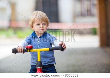 2 Anni vecchio Toddler cavalcando la sua prima moto