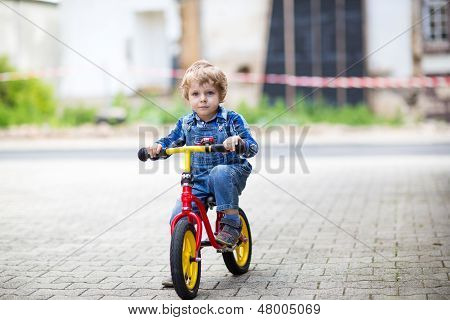 3 Anni vecchio Toddler cavalcando la sua prima moto
