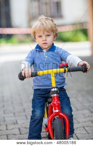 2 Anni vecchio Toddler cavalcando la sua prima moto