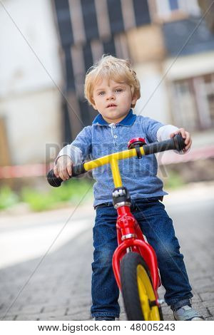 2 Anni vecchio Toddler cavalcando la sua prima moto