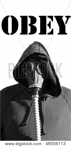 ADLYDE vi er dine venner en uidentificerbare menneskelige hoved (eller er det?) i en gas maske isoleret på hvid