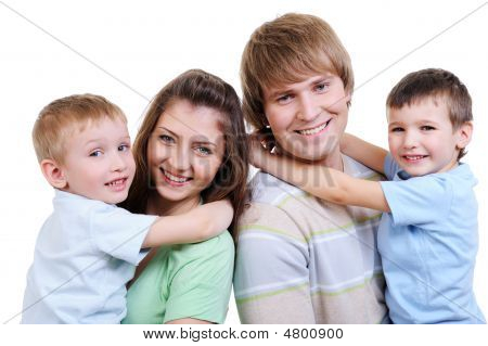 Portret van jonge en gelukkige familie