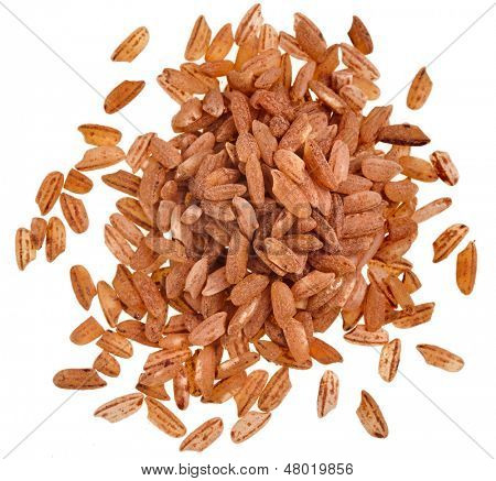 Pilha de arroz integral, isolado no fundo branco 