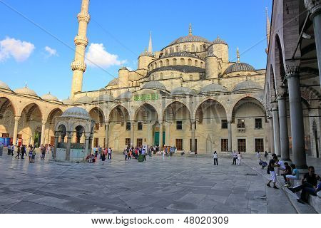 Turystów w Sultanahmet Courtyard