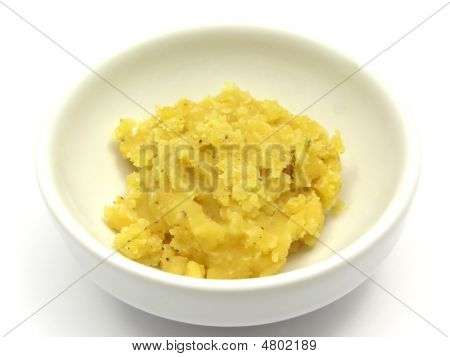 Purè di lenticchie In una ciotola bianca della porcellana