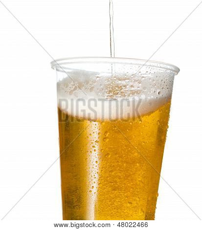 黄金のラガーまたは使い捨てのプラスチック カップのビール