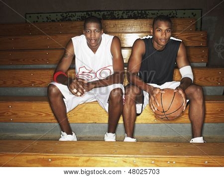 Portrét dvou basketbalisté sedí na lavičce