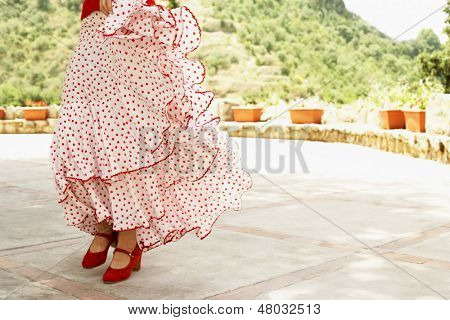 Seção de baixa de dançarina de flamenco feminino dança ao ar livre