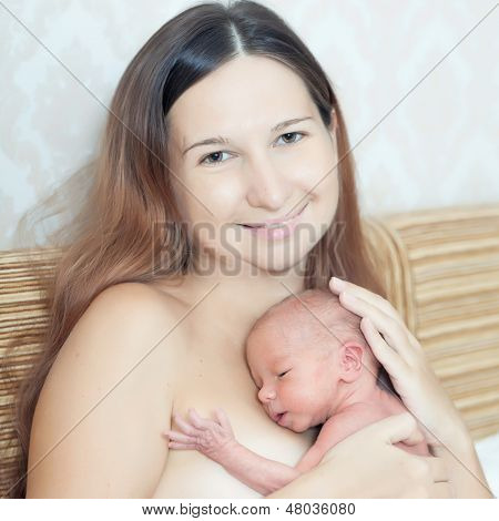 신생아 피부 대 피부 접촉을 들고 어머니