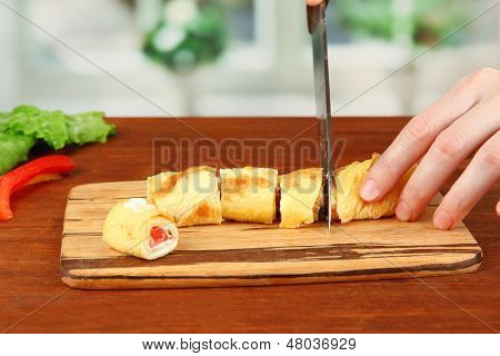 Processo de preparação de crepes, no fundo brilhante: rolo de ovo do corte