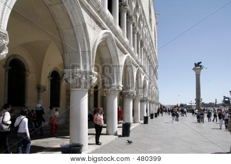มุมมองด้านข้างของปาลาซโซ Ducale เวนิส อิตาลี