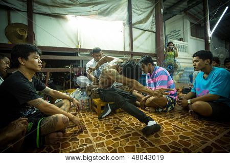 NAKHON CHAI, Tajlandia - MAR 23: Niezidentyfikowane mnich sprawia, że tradycyjne Yantra tatuażu w Wai pełna