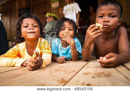 BERDUT, Malesia - APR 8: Non identificati bambini Orang Asli nel suo villaggio su 8 aprile 2013 in Berdut, 