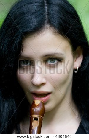Donna con un vecchio flauto